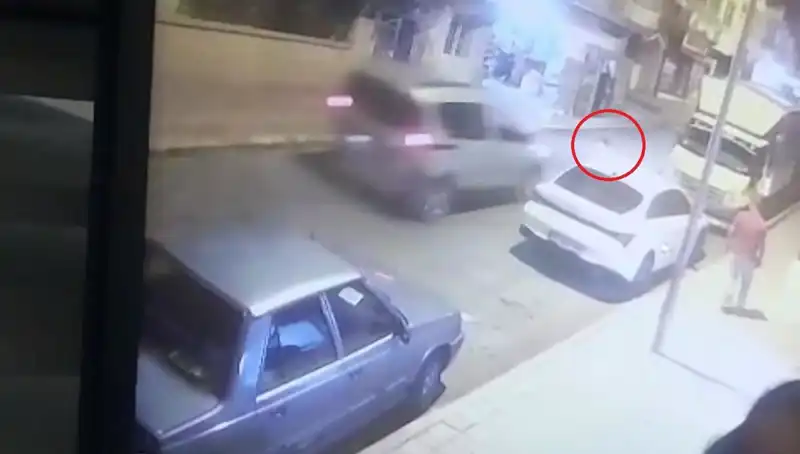 Yola Aniden Fırlayan Çocuğa Araç Çarptı: Korkutan Kaza Anları