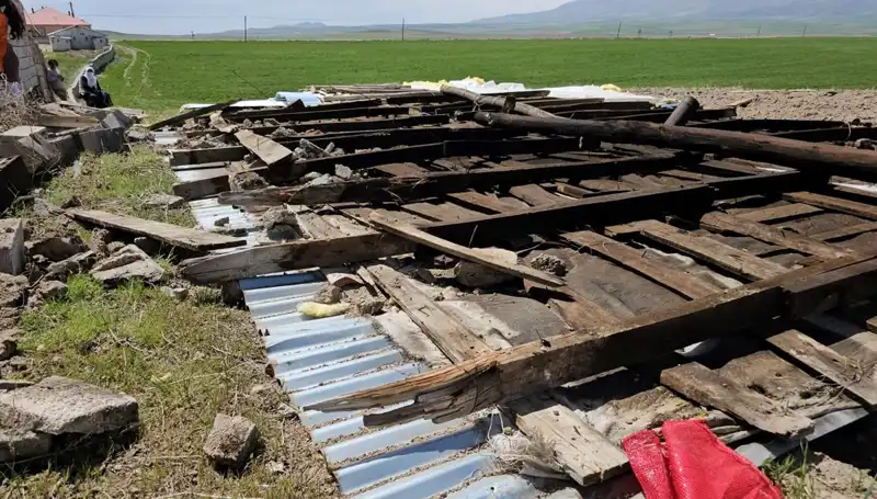 Bitlis'te Fırtına Yaşaması: Çatılar Uçtu, Şehirde Hayat Durma Noktasında