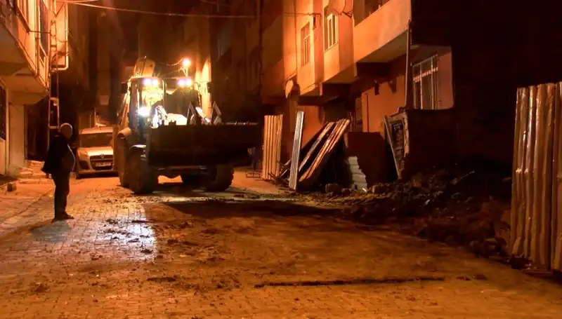 Bağcılar'daki Yana Eğilen Bina Tahliye Edildi: Nedenleri ve Süreci