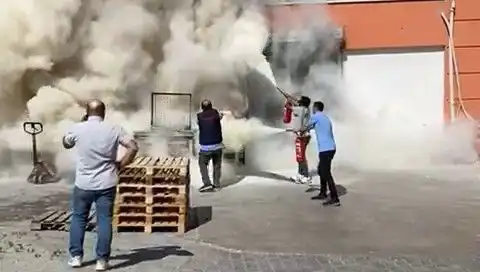AVM Depo Alanında Yangın: Paniğe Neden Olan Olayın Tüm Detayları