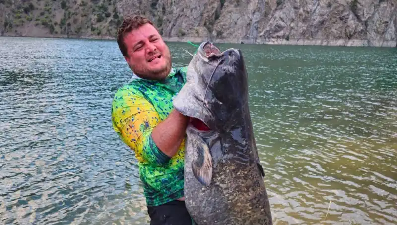 Amatör Balıkçılar Baraj Gölünde Rekor Av Yakaladı: 100 Kilo Ağırlığında!