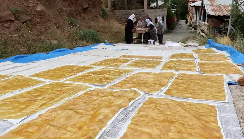 Kışın Sofralarına Renk Katacak: Dev Kazanlarda Odun Ateşiyle Hazırlanan Geleneksel Yemekler
