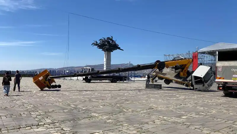 Sahne Kurulumunda Yaşanan Vinç Kazasında 1 Kişi Yaralandı