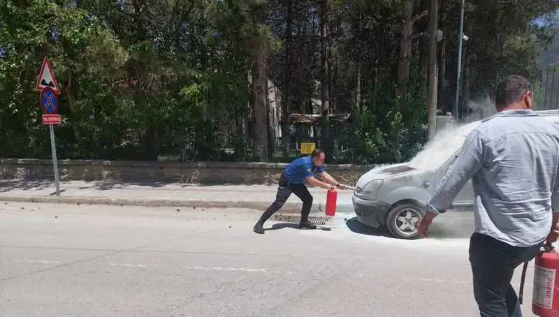Emniyet Binasının Önünde Büyüleyen Araç Yangını: Polis Ekipleri Zamanla Yarıştı