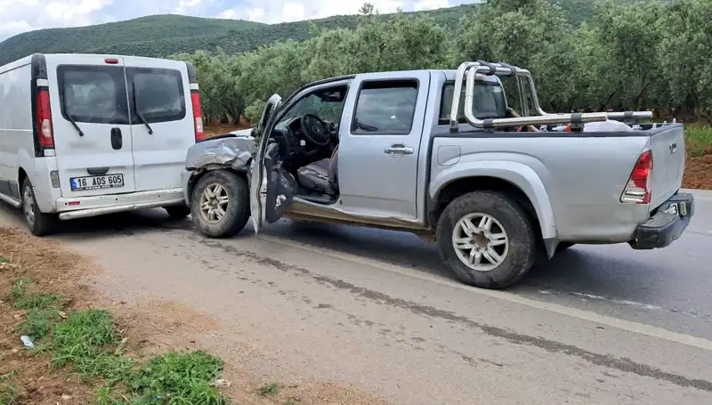 Bursa’da Minibüs-Kamyonet Çarpışması: 2 Yaralı, Olay Yerinde Panik