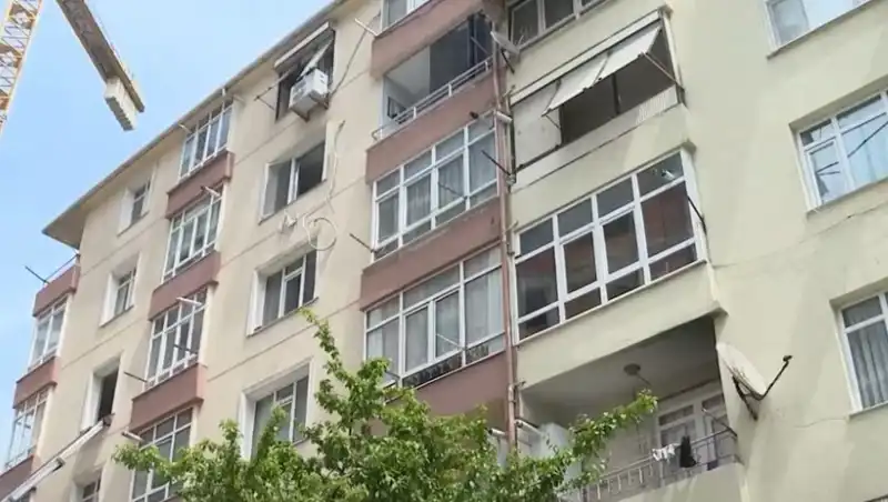 İstanbul'da Kolonları Patlayan Site: 96 Daire Tahliye Edildi!