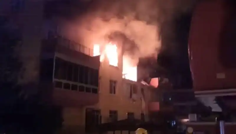 Konya'da Dört Katlı Binada Doğalgaz Patlaması: 12 Yaralı, Korku Dolu Anlar
