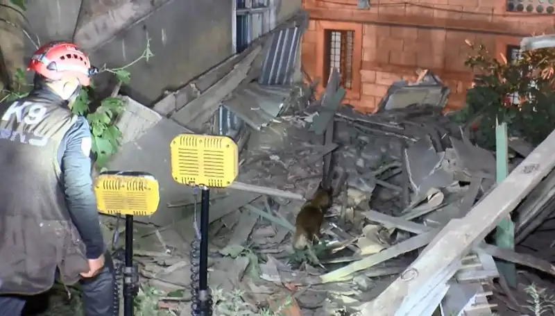 İstanbul’da Deprem Sonrası Korkutan Çöküş: Hasarlı Bina Yıkıldı