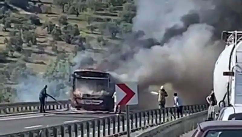 İzmir'de Belediye Otobüsü Yangını: Yolcular Hızla Tahliye Edildi!