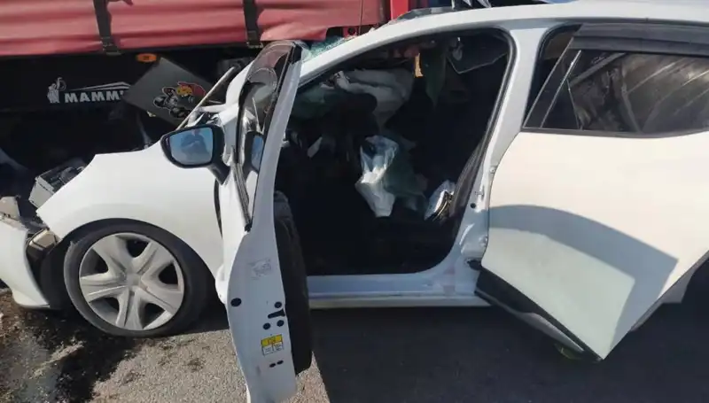 Sivas’ta Feci Kaza: Otomobil TIR’a Çarptı, 2 Yaralı