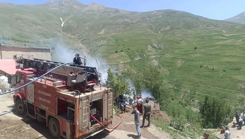 Van'da Yangın Faciası: Evde Bir Çocuk Hayatını Kaybetti
