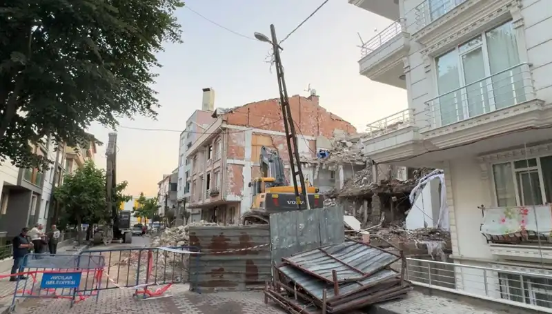 Yıkım Sırasında Kopan Elektrik Kabloları İki Sokak'ı Karanlığa Gömüyor