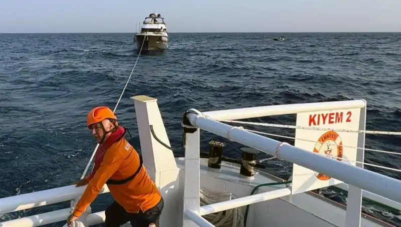 Marmaris Açıklarında Sürüklenen Tekne Hızla Kurtarıldı: Dram Yürekleri Alevlendirdi