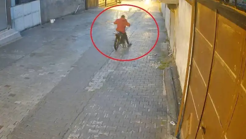 Çaldığı Motosikletin Arızalanması Hırsızı Durdurmadı: İlginç Olay Güvenlik Kamerasına Yansıdı
