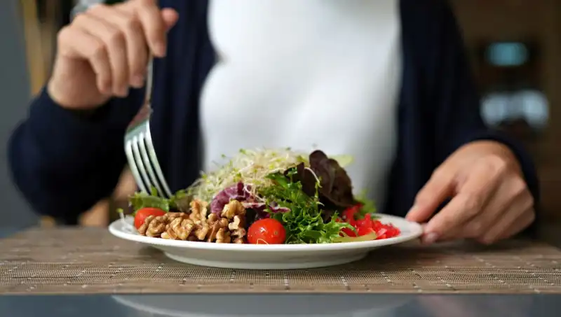 Öğle Yemeğinde Önce Sebze Yemek: Sağlığınız için Kilit Bir Adım