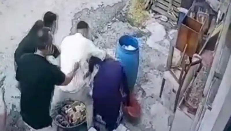 Başakşehir'de Bidon Tartışması, Baba ve Oğul Bıçakla Darbetti!