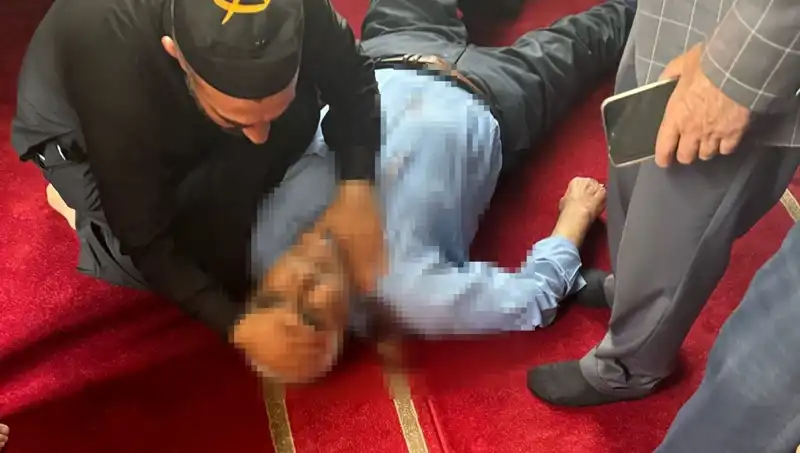 Camide Namaz Kılan Adam Bıçaklı Saldırıya Uğradı