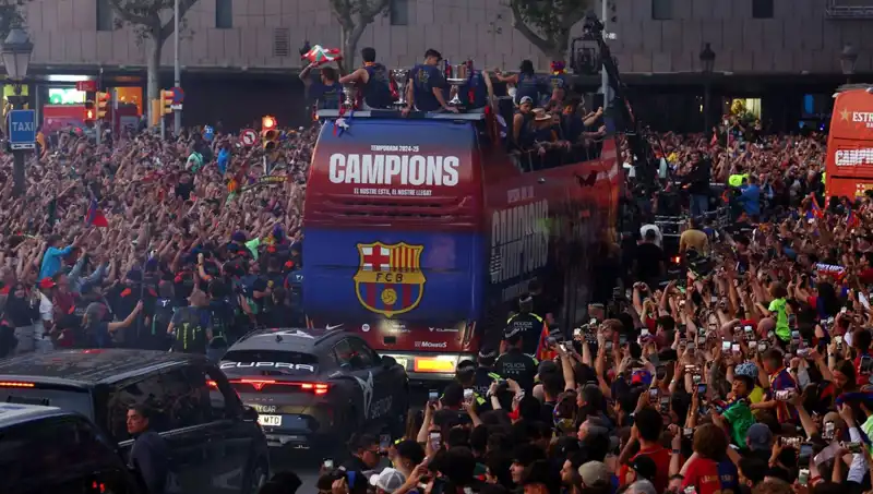 Futbolseverlerin Heyecanla Beklediği O An: Barcelonalı Oyuncular Taraftarlarıyla Buluştu