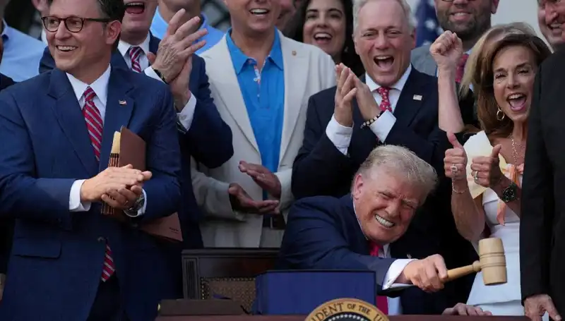 Trump'tan Tarihi Adım: "Büyük, Güzel Yasa Tasarısı" Resmi Olarak İmzalandı!