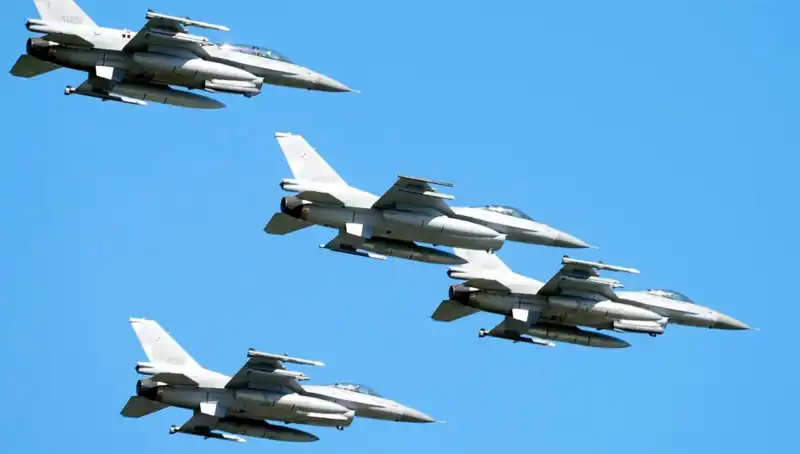 Ukrayna'nın Askeri Gücü: ABD, Ukraynalı Pilotlar için 310 Milyon Dolarlık F-16 Eğitimi Başlatıyor