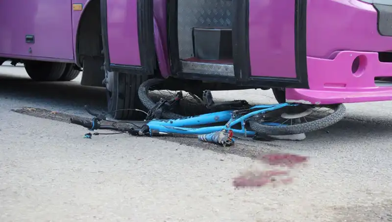 Çocuk Bisikletiyle Sokağa Çıktı, Otobüsün Altında Kaldı: Korkunç Kaza
