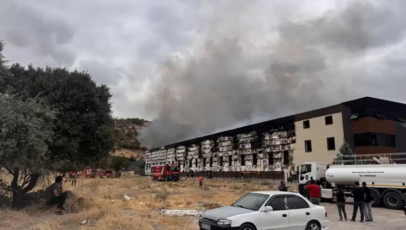 Kayseri'de Mobilya Fabrikasında Yangın: 100'den Fazla İşçi Tahliye Edildi