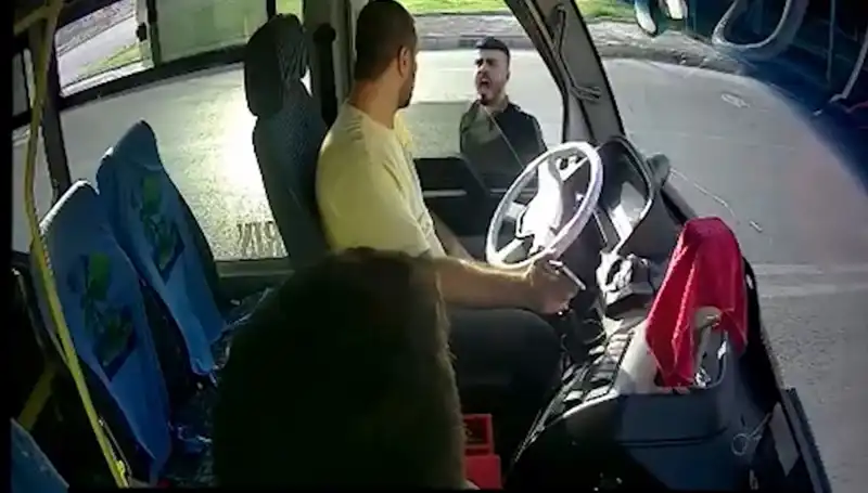 Antalya'da Bıçaklı Saldırı: Otobüs Şoförünü Yaralayan Şüpheli Yakalandı