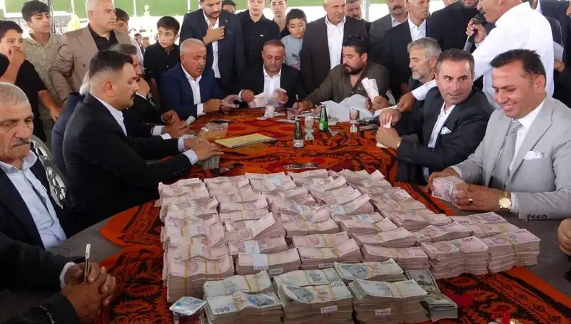 Aşiret Düğününde Dikkat Çeken Takı Töreni: Gelin 1,5 Kilo Altın, Damat 7,5 Milyon TL Aldı