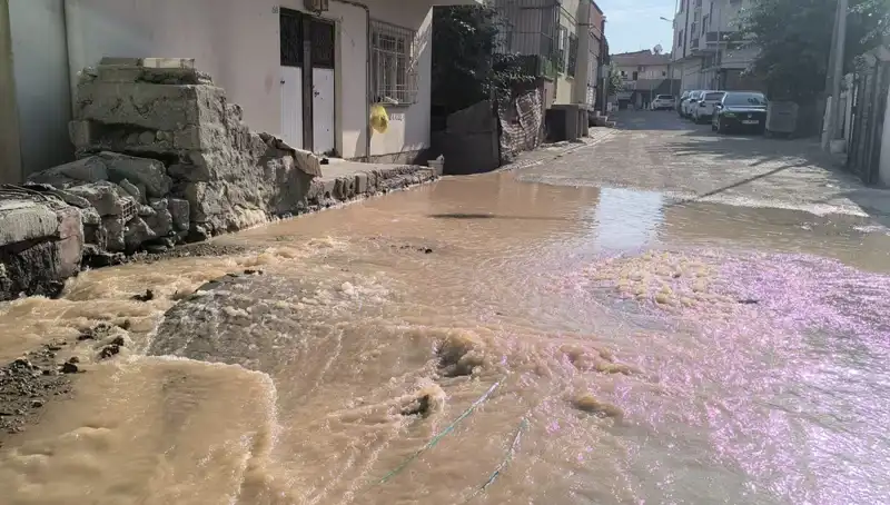 Çarşıdaki İçme Suyu Hattı Patladı, Vatandaşlar Zor Durumda Kaldı