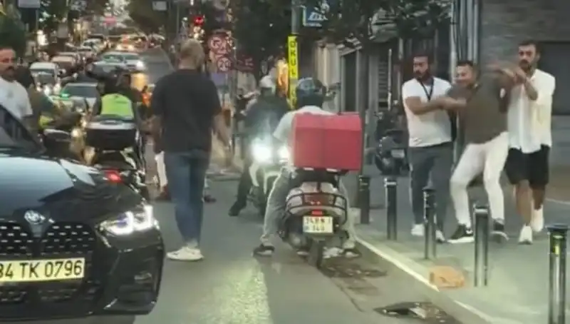 Nişantaşı’nda Yolda Kavga: Sopalı Saldırı Gözleri Dönüştürdü!