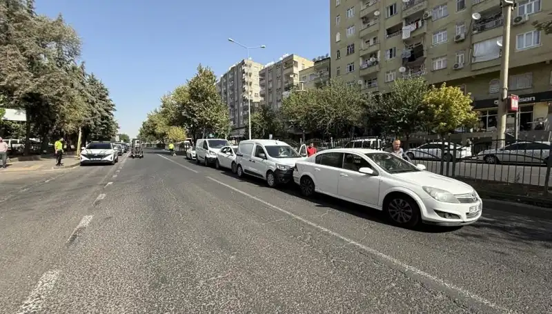 Diyarbakır'da Trafik Kazası: 5 Araç Birbiriyle Çarpıştı