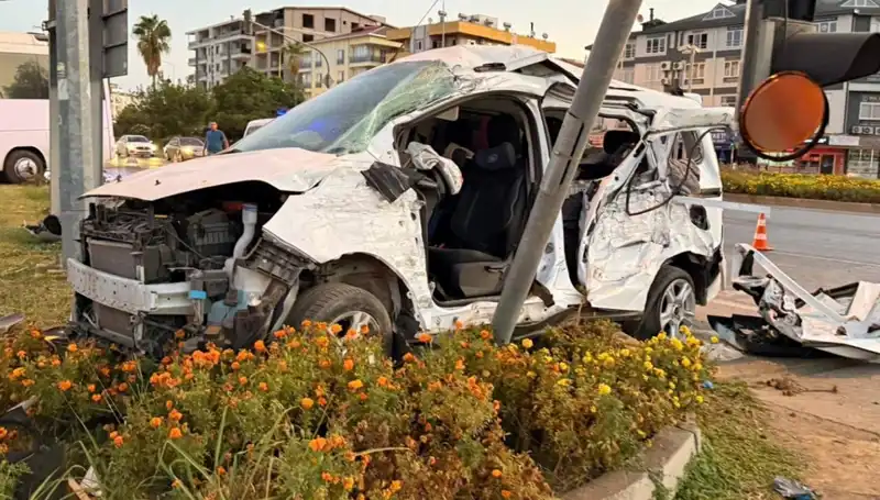 Antalya’da Midibüs ile Hafif Ticari Araç Çarpıştı: Altı Kişi Yaralandı