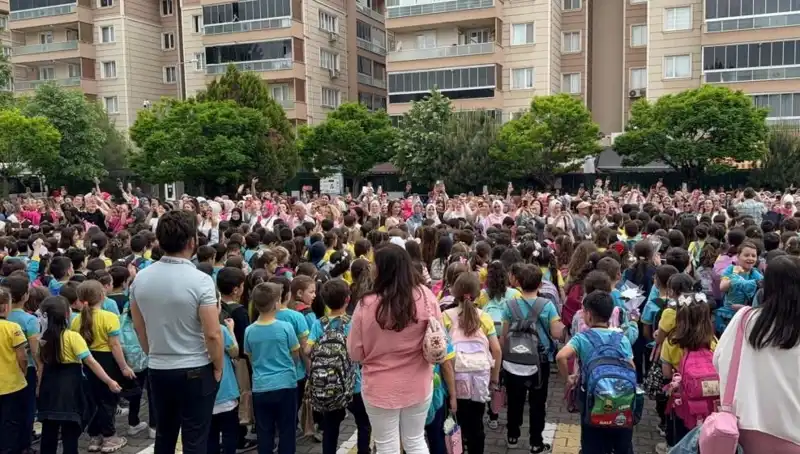 Öğrencilerin Unutulmaz Sürpriziyle Anneler Gözyaşlarına Hakim Olamadı