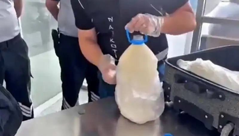 Havalimanında Şaşırtan Buluntu: Süt Şişesi İçinde 12 Kilogram Uyuşturucu