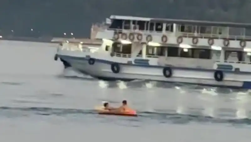 Sarıyer Sahilinde İki Çocuk Botla Denize Açıldı, Olay Anında Gözler Onlardaydı