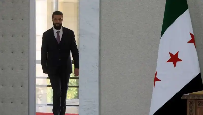 Paris'te Şara-Macron Zirvesi: Fransa, Suriye'nin Yeniden İnşasına Desteğini Açıkladı