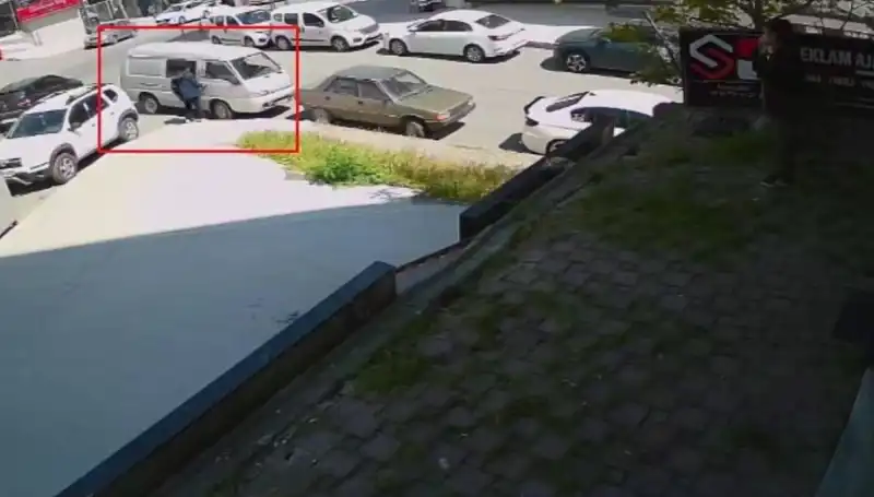 Aracını Çalmaya Çalışan Hırsız Suçüstü Yakalandı: Olay Anı Kamerada!