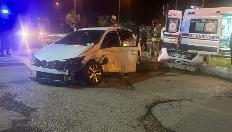 Pikap ve Otomobil Çarpıştı: Korkutan Kaza Anbean Hızla Yayılıyor