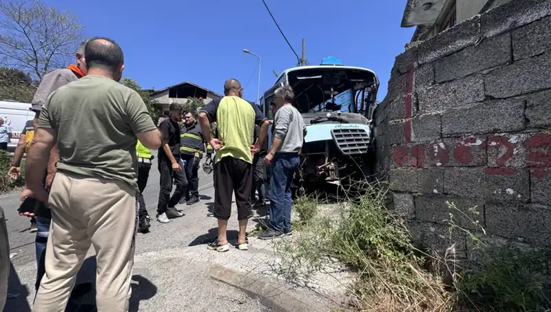 Minibüs Kazası Şok Etti: 14 Kişi Hastaneye Kaldırıldı