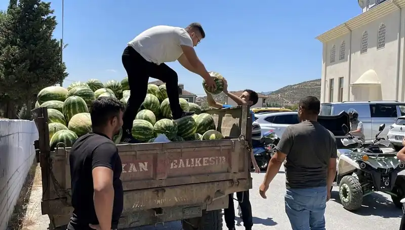 İzmirli İş Adamı Karpuz Dağıtarak Bayram Neşe Dolu Geçirdi