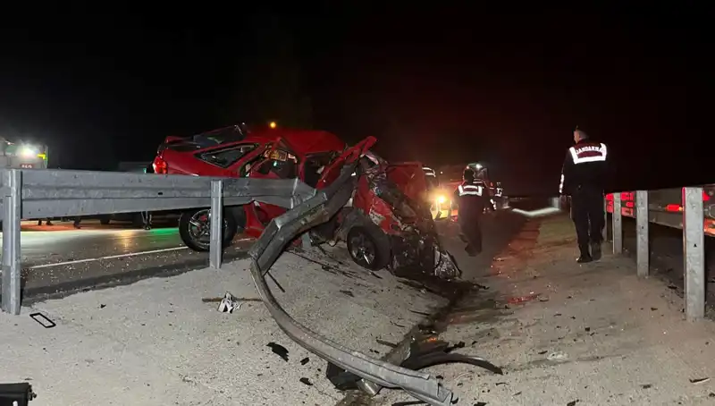 Bariyerlere Çarpan Otomobil Dehşeti: 2 Kayıp Hayat