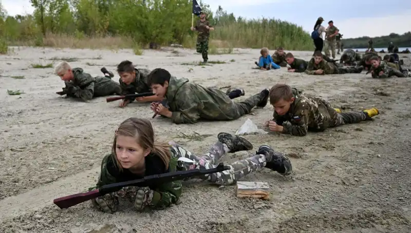 Rusya'nın Çocuk Askerleri: 8 Yaşındaki Savaşçılar Neler Yaşıyor?